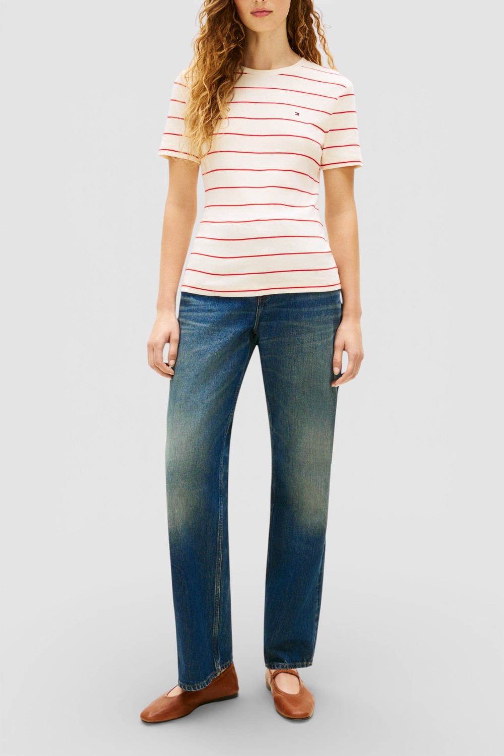 תמונת כל הלוק של חולצת טי